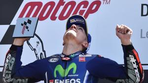 Maverick Viñales celebra su victoria en Le Mans.