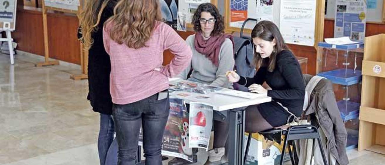 Jóvenes haciendo cola para recoger un ´kit de supervivencia sexual´ el pasado miércoles en la UIB.