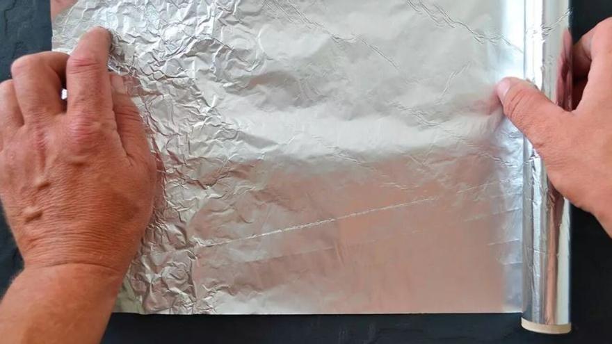 Envolver el brazo en papel de aluminio, la solución que más gente hace en su casa por la noche