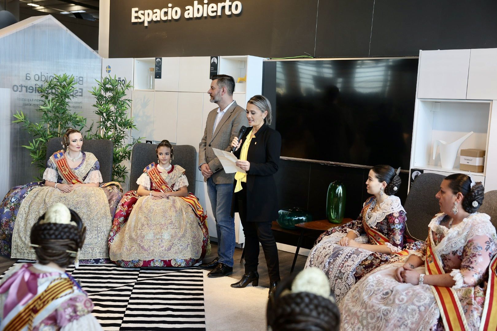 Ikea inaugura el salón de Laura y Paula