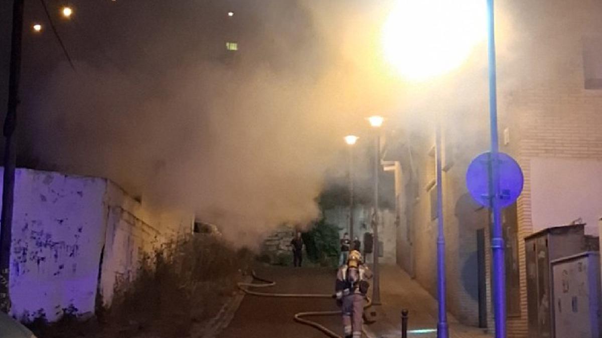 Els Bombers treballant en l'incendi en un solar de Blanes.