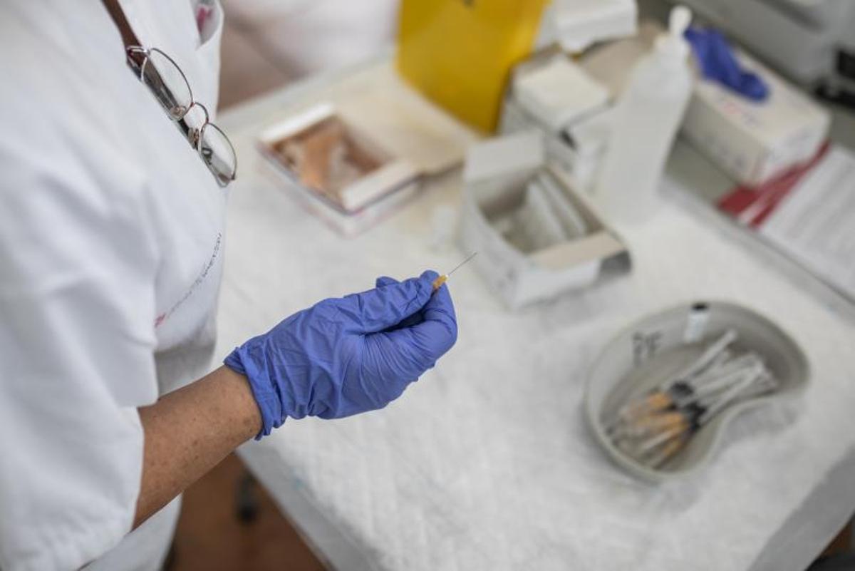 Una sanitaria prepara una vacuna contra el covid.