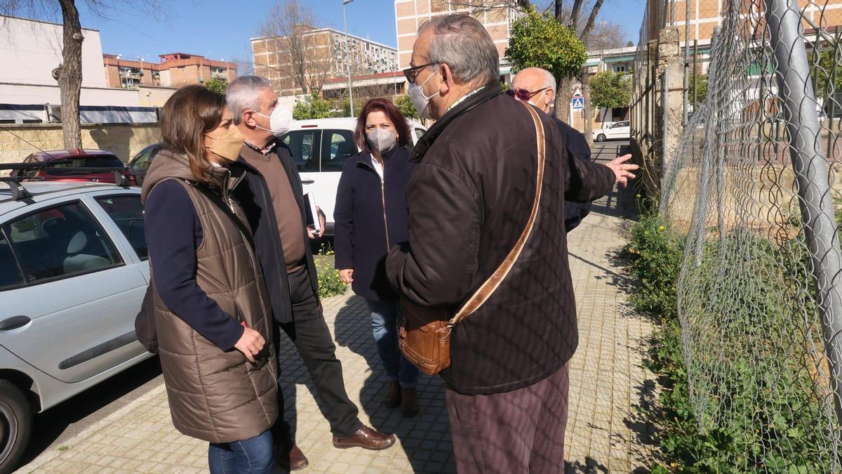 Isabel Ambrosio y los representantes del PSOE junto a vecinos de La Fuensanta.