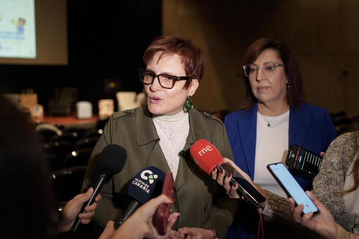 La consejera Candelaria Delgado atiende a los medios de ocmunicación en presencia de la directora general de Infancia, Sandra Rodríguez.