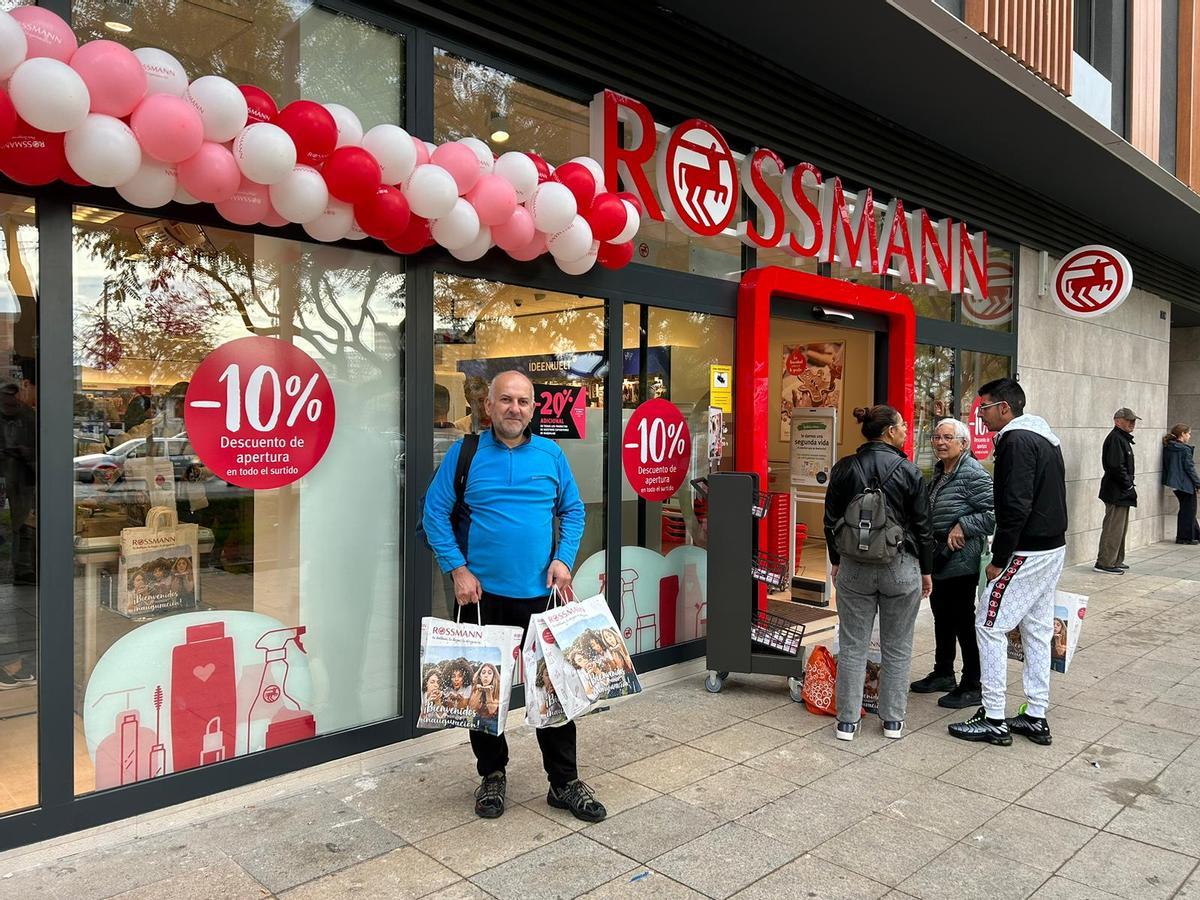 Tahsin Gocmezcan tras salir de su primer día en Rossmann.