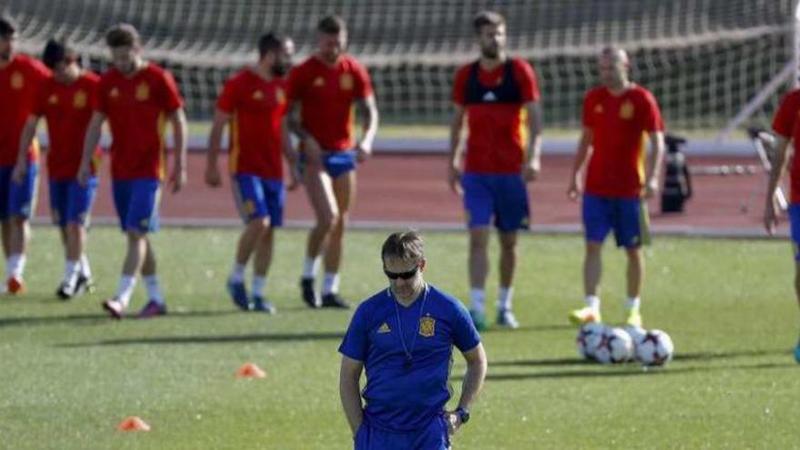 Lopetegui, en el centro, durante un entrenamiento de la selección.