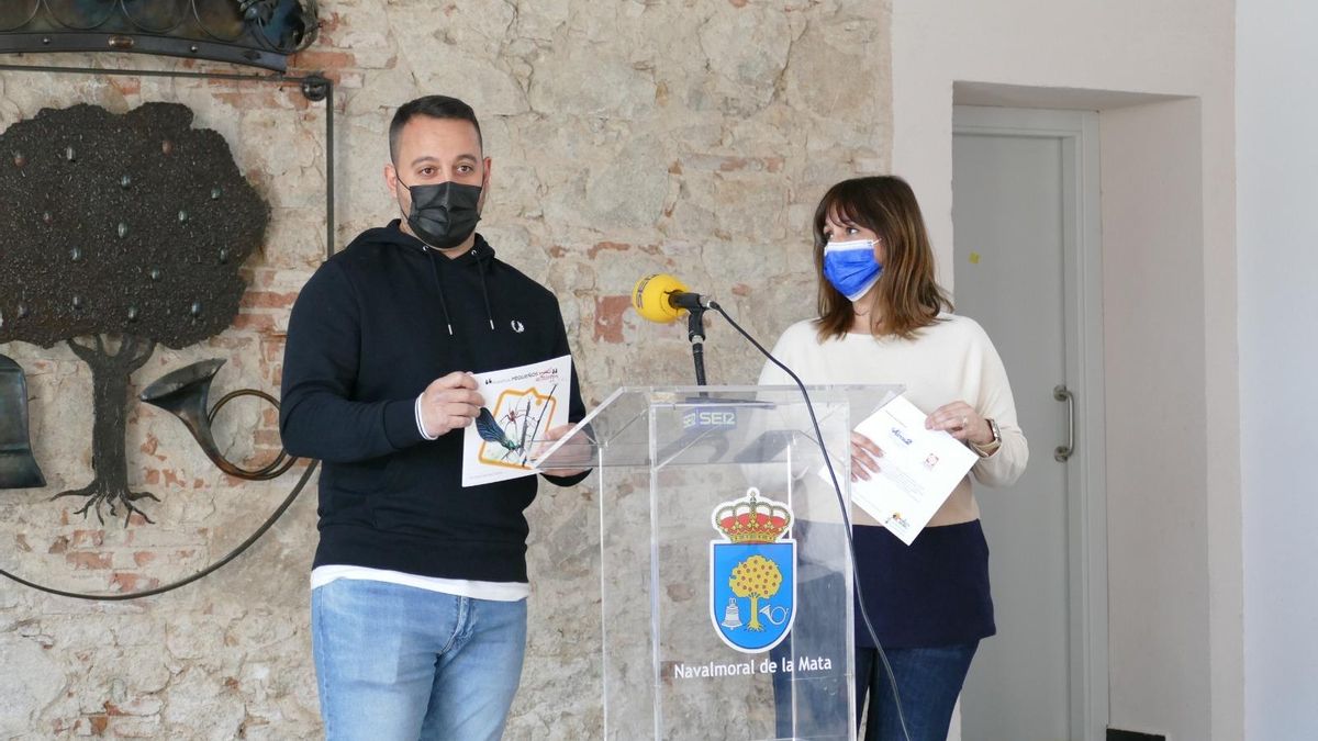 Fernando Sánchez Castilla y la alcaldesa, Raquel Medina, en la presentación del libro en Navalmoral.