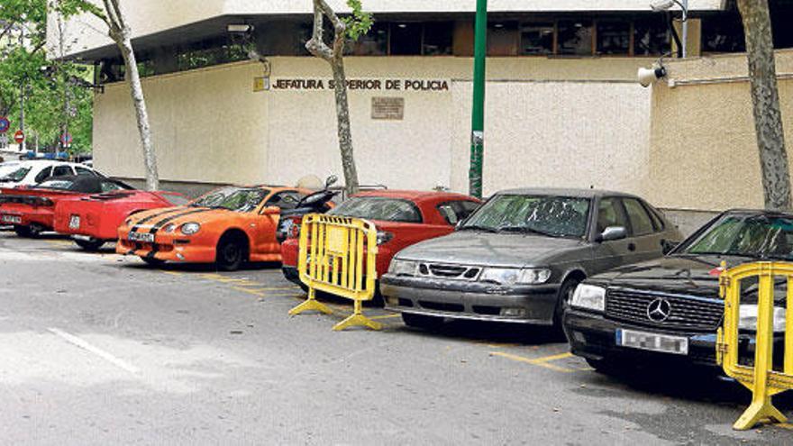 Los ocho vehículos incautados, ayer en la Jefatura de Policía.