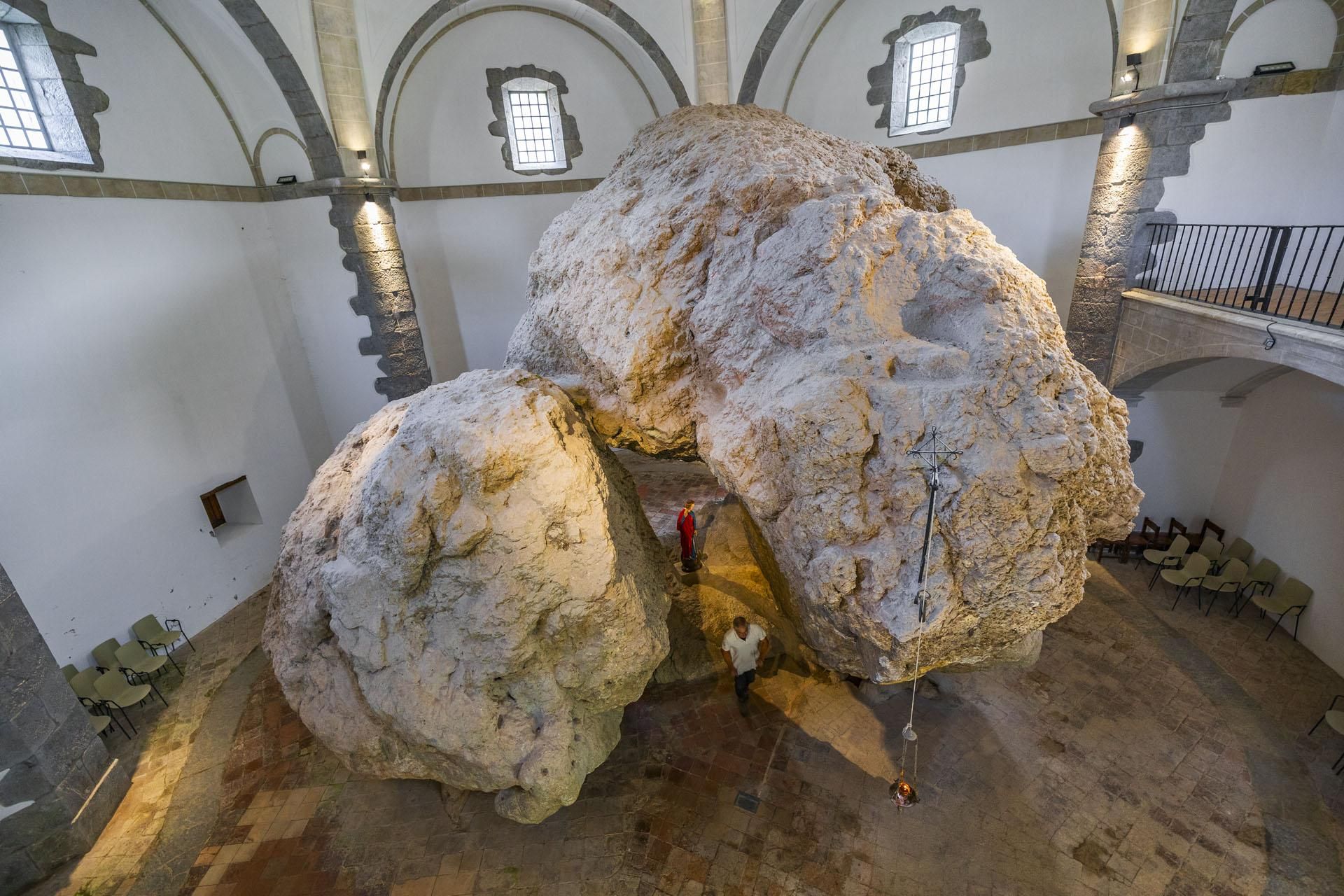 Así se ven los dólmenes de la ermita de San Miguel de Arretxinaga.