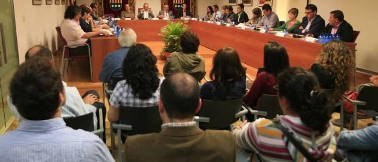 El PSOE critica que el equipo de gobierno gestiona de espaldas a los ciudadanos