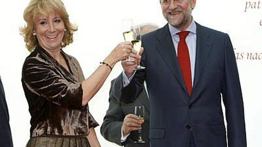 La presidenta de la Comunidad de Madrid, Esperanza Aguirre, brinda con el presidente del PP, Mariano Rajoy, durante la recepción de homenaje al trigésimo aniversario de la Constitución que se celebró hoy en la Real Casa de Correos.