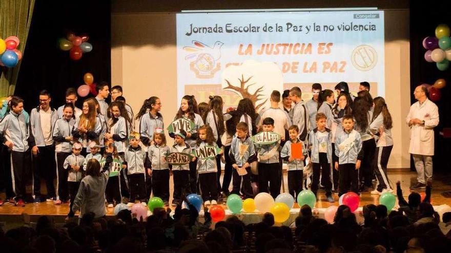 Escolares y profesores del colegio San Vicente de Paúl celebrando la Jornada Escolar de la Paz.