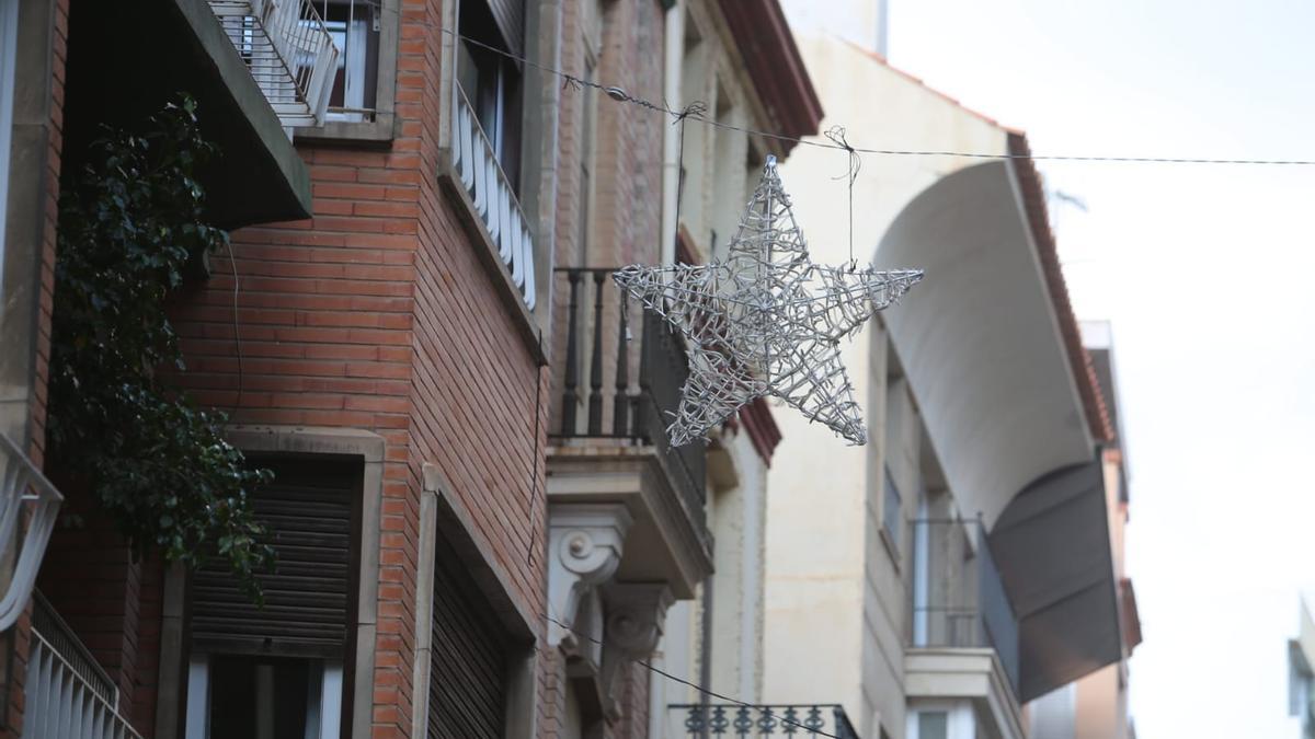 Una estrella navideña cuelga en una de las calles del centro de la ciudad.