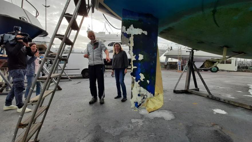 Andy y Beatrice, muestran ayer el timón dañado en la marina seca del puerto de Cangas. |   // FDV