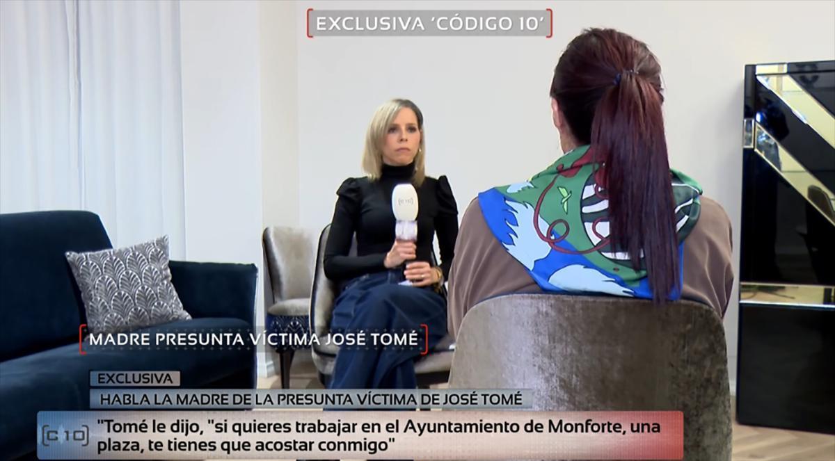 Captura de la entrevista que concede la madre de la supuesta víctima de acoso sexual de José Tomé al programa de Cuatro, «Código 10»