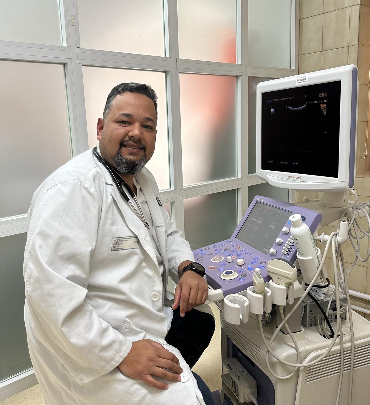 Albert Foo, en su trabajo en el centro de salud de Laza.