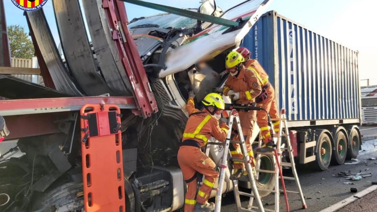 Los bomberos han tenido que excarcelar al conductor de uno de los camiones