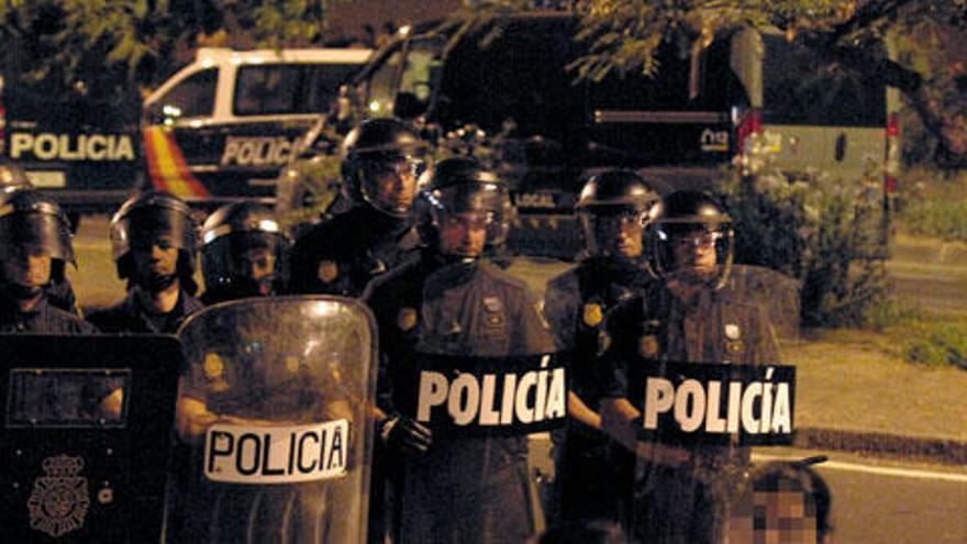 Ochenta efectivos policiales actuaron en Jinámar para sofocar el motín vecinal