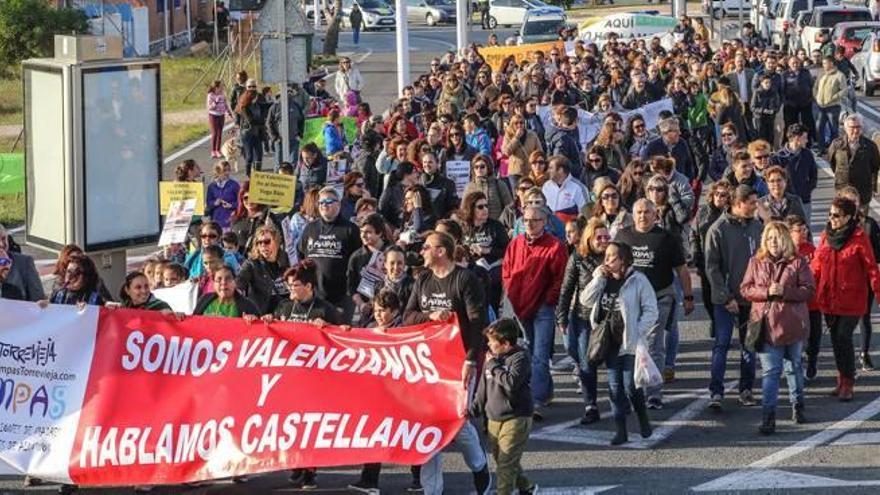 Movilización de las APA de Torrevieja por la «imposición» del 25% de horas en valenciano