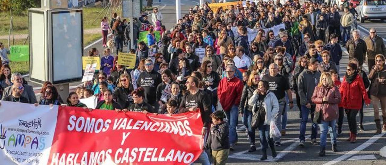 Protesta de padres de alumnos en Torrevieja contra el decreto de plurilingüismo.