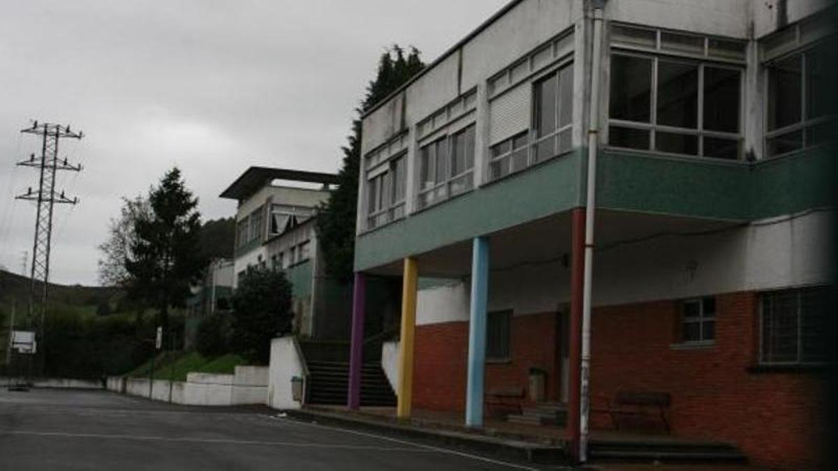 Fachada del colegio Jovellanos de Vegadeo.