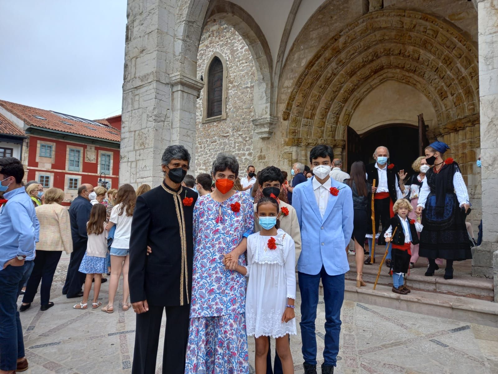 Los fieles de la Magdalena, de Llanes, cumplieron con su clavel rojo