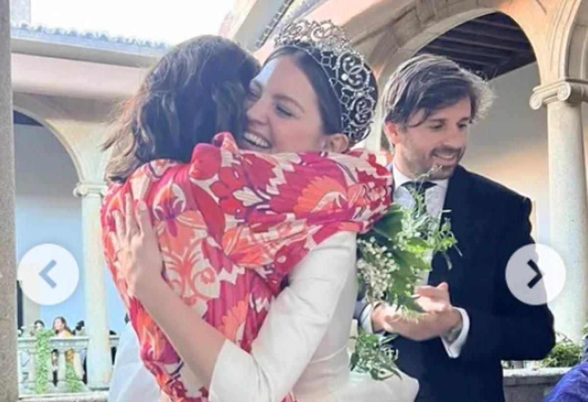 Isabelle Junot se abraza a Tamara Falcó. Detrás, Álvaro Falcó. Esta boda se celebró en abril de 2022 en Plasencia.