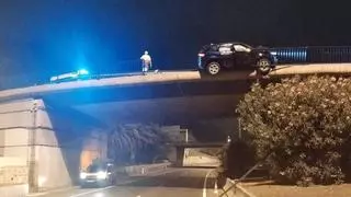Un accidente de tráfico deja un vehículo en riesgo de caer a la GC-2 en Las Palmas de Gran Canaria y provoca varias horas de atascos