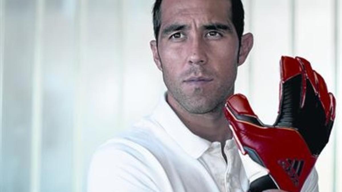 El portero Claudio Bravo posa con unode sus guantes para EL PERIÓDICO DE CATALUNYA .