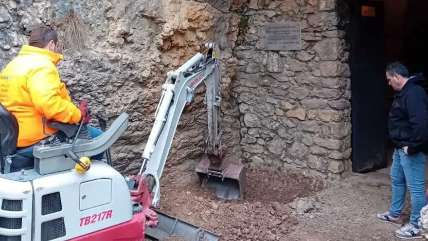 Moià fa una passera d’accés a la cova del Toll per facilitar els treballs arqueològics