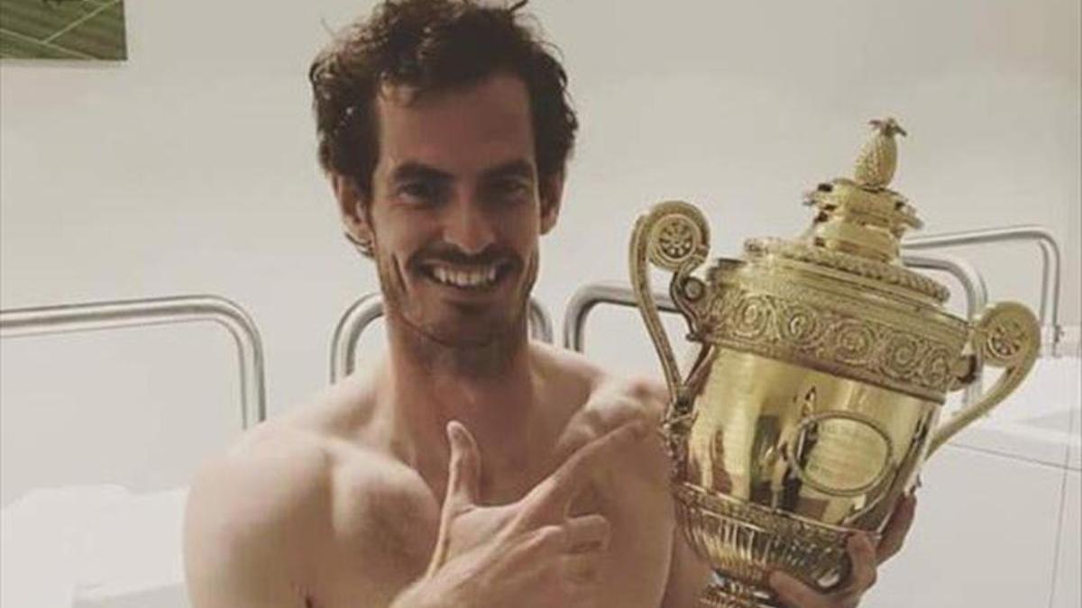 Andy Murray, en el baño de hielo con el trofeo de campeón