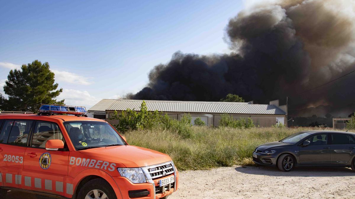 Se desata un incendio en una nave de almacenaje de ropa en L'Olleria