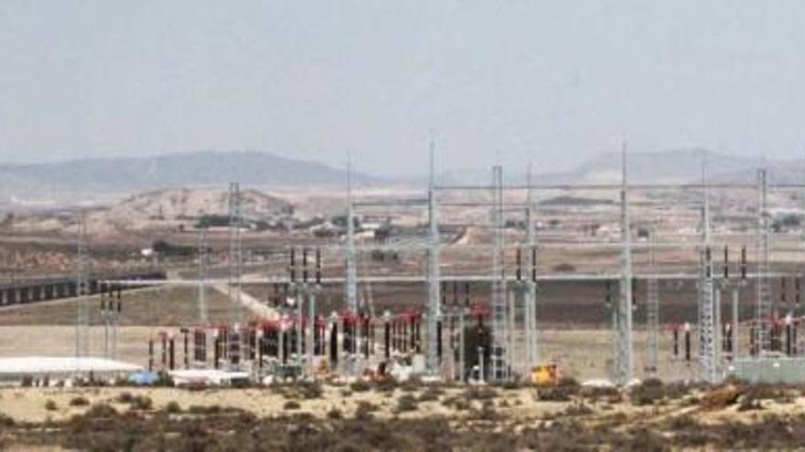 La subestación eléctrica de La Colonia de Santa Eulalia ya está preparada para suministrar 25.000 voltios a toda la línea del Ave entre La Encina y Alicante.