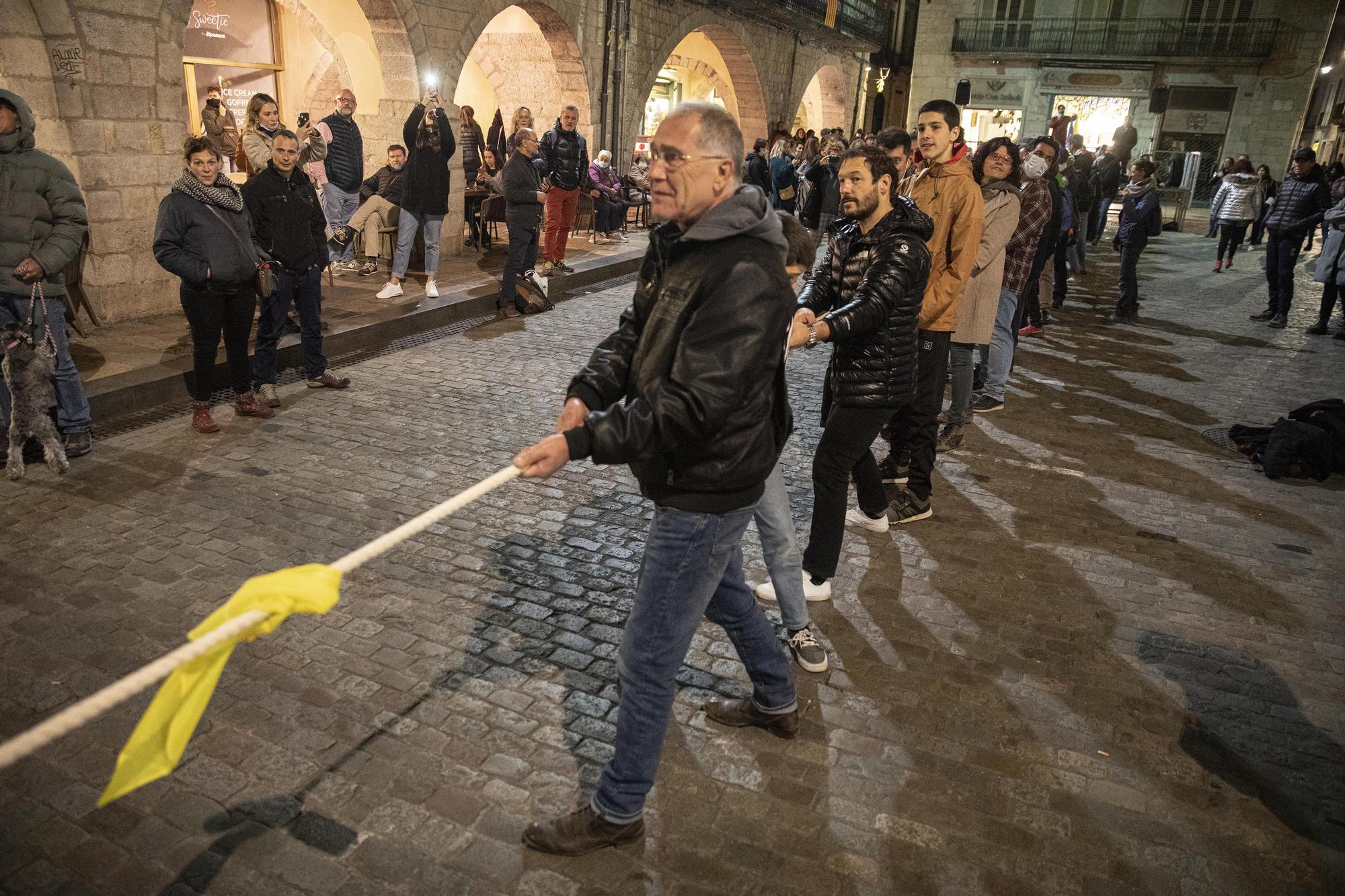 Estirada de corda a la plaça del Vi