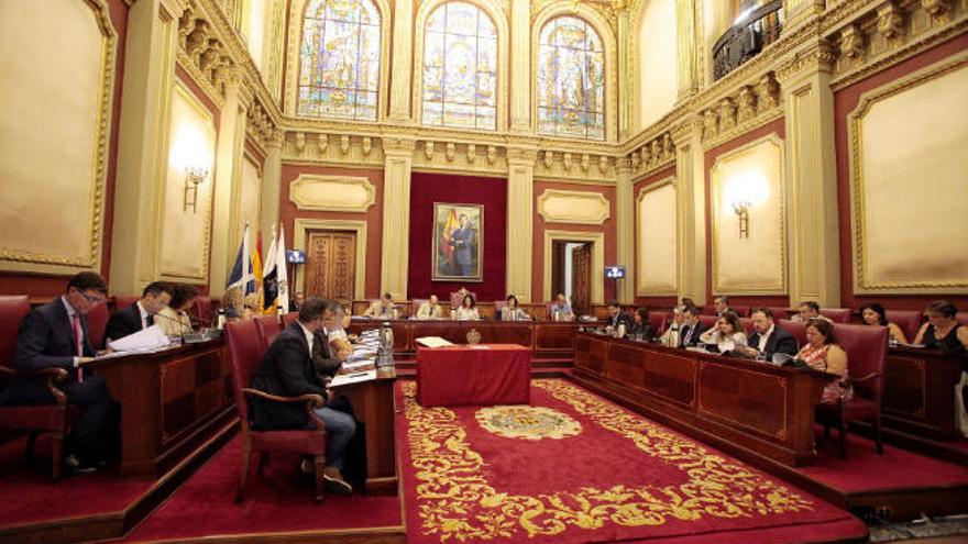 Un momento del pleno del Ayuntamiento de Santa Cruz de Tenerife celebrado ayer.