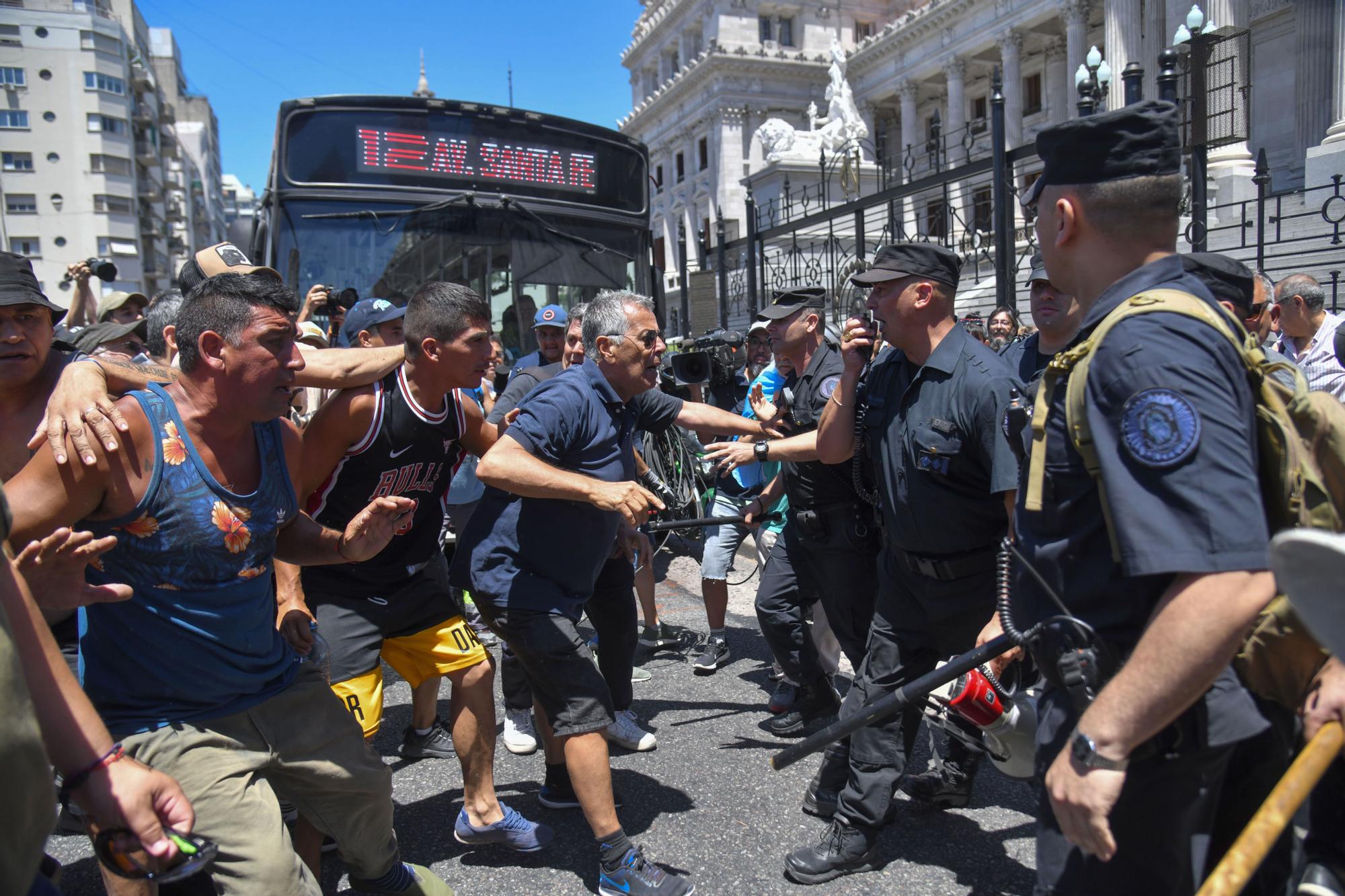 Sindicatos argentinos "seguirán la lucha" para que caigan reformas planteadas por Milei