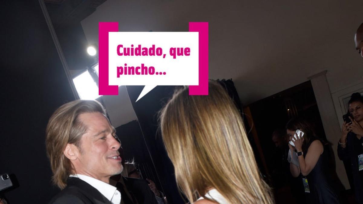 Brad Pitt le enseña el SAG Award a Jennifer Aniston