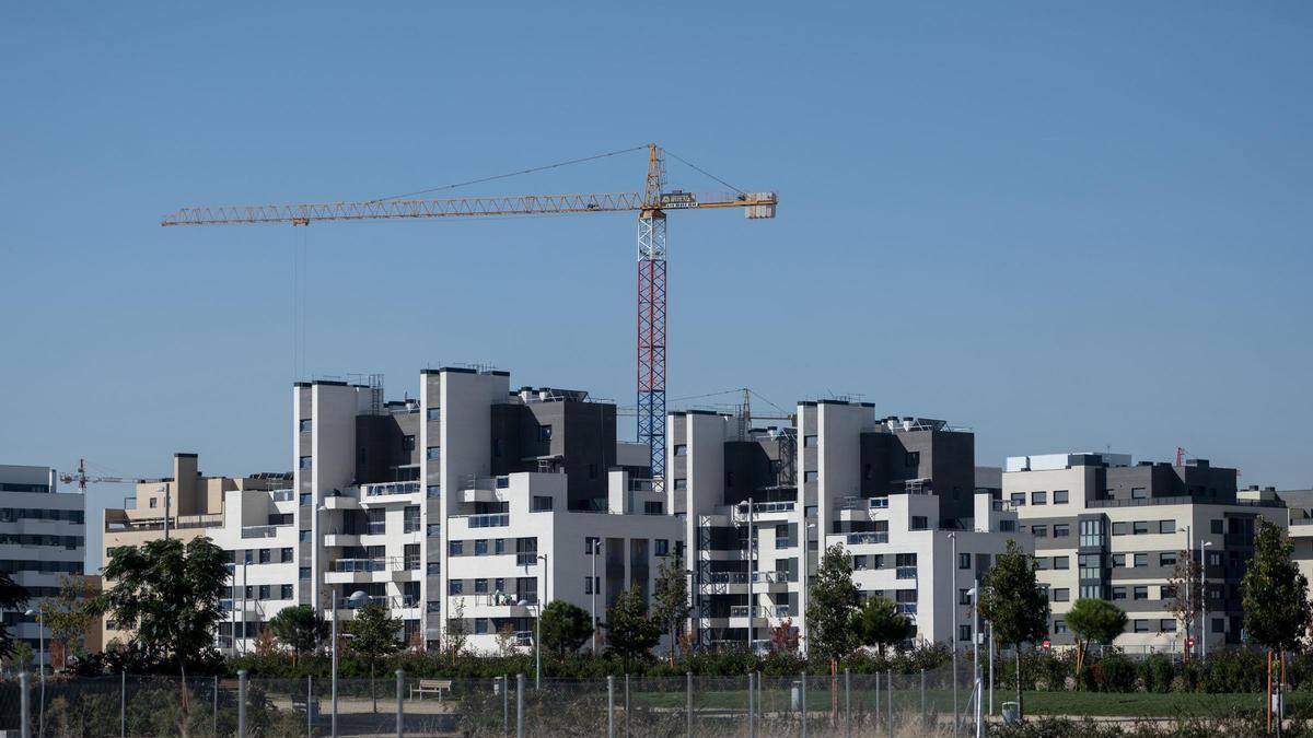 Una grua en un desenvolupament en construcció a Madrid.