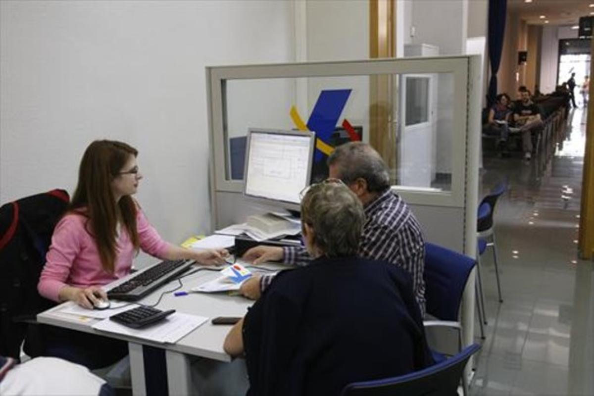 Oficina de la agencia tributaria durante una campaña de la renta Oficina de la agencia tributaria durante una campaña de la renta