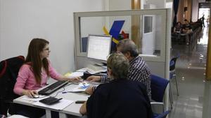 Oficina de la agencia tributaria durante una campaña de la renta