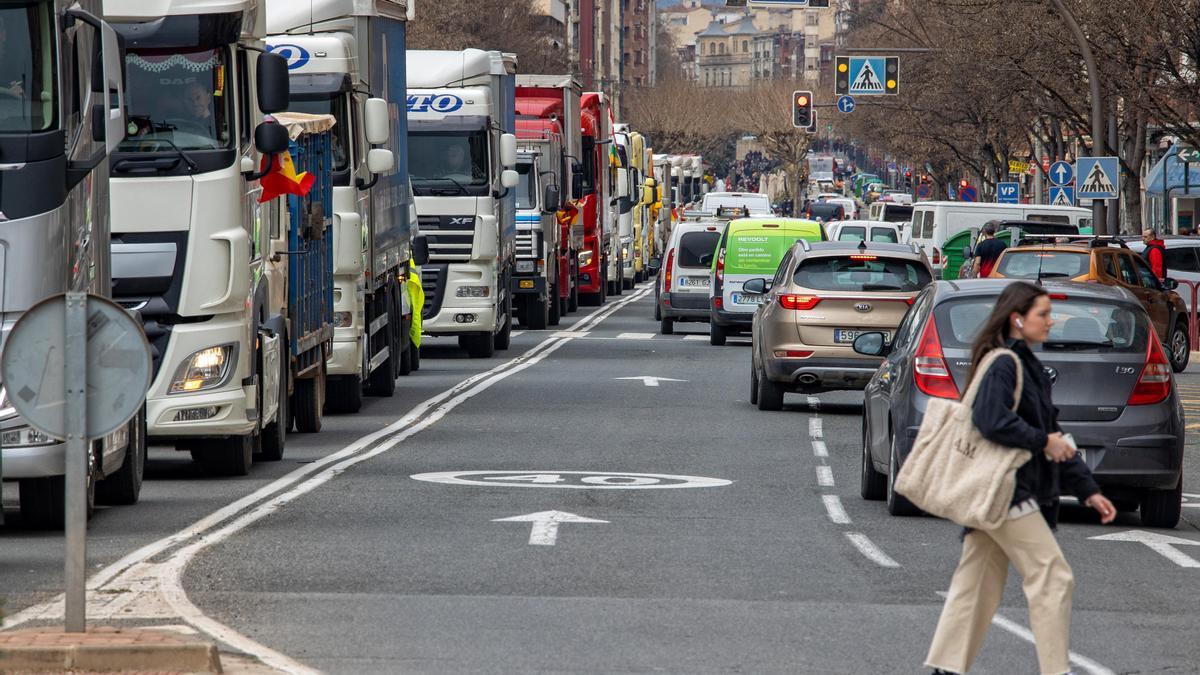 La Plataforma de transportistas descarta &quot;totalmente&quot; desconvocar el paro.