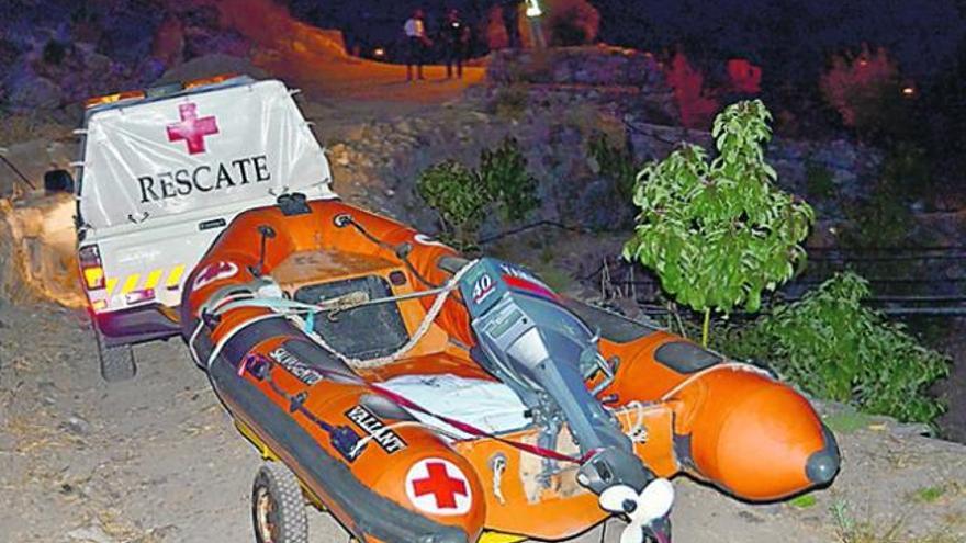 La zódiac de Cruz Roja, con el cadáver hallado ayer en la presa de Soria.