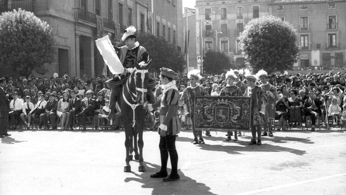 Encabalgada lectura del pregón de las fiestas del Pilar de Zaragoza, a cargo de su pregonero mayor, Ignacio Moreno Bregante, en 1967.