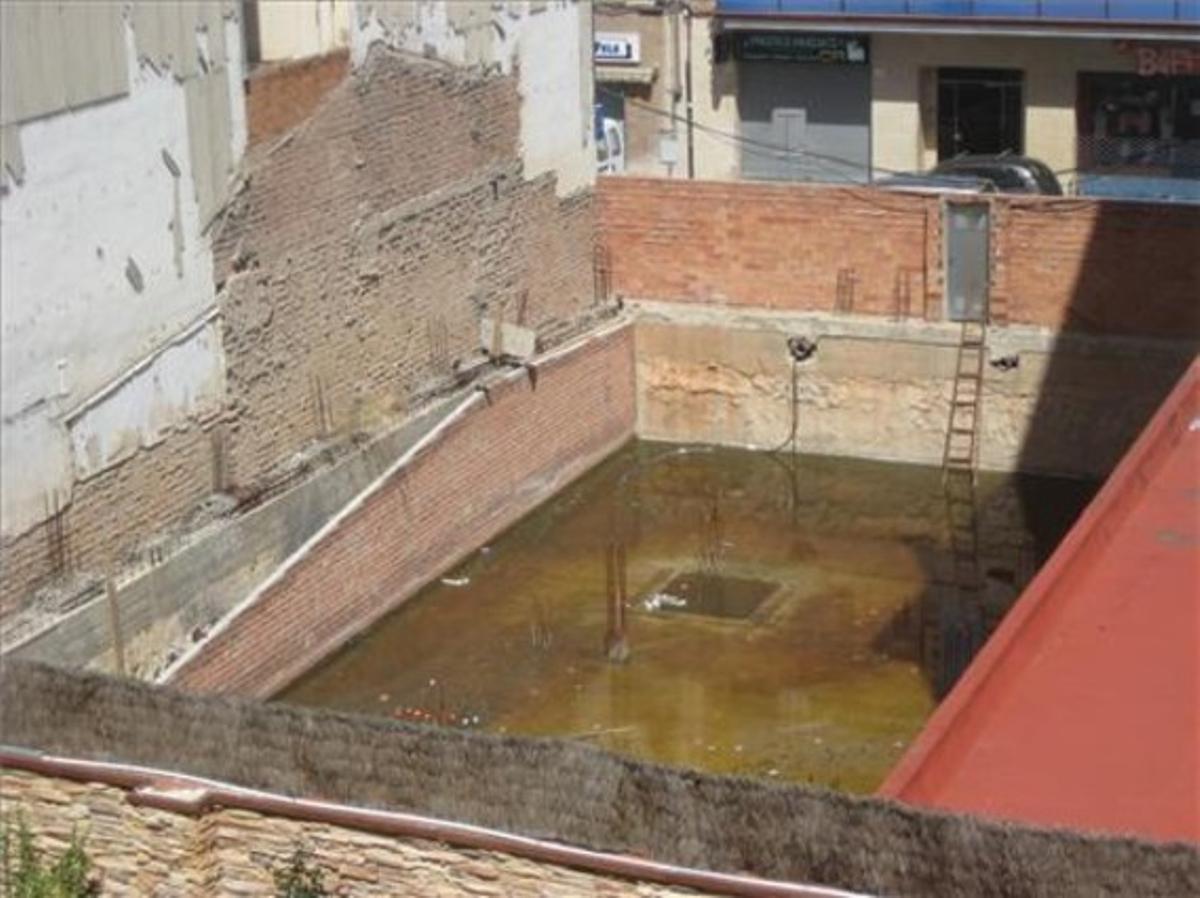 Niu de mosquits. No els donis ales. Aquest és el lema de l’Ajuntament de Castelldefels per evitar que els mosquits proliferin i ens piquin. Però aquest poble està ple d’aquests insectes; ningú pot estar tranquil en terrasses i jardins. L’autoritat municipal recomana no tenir plats de testos amb aigua, però un solar del carrer del Doctor Trueta s’inunda amb la pluja i ningú el buida.