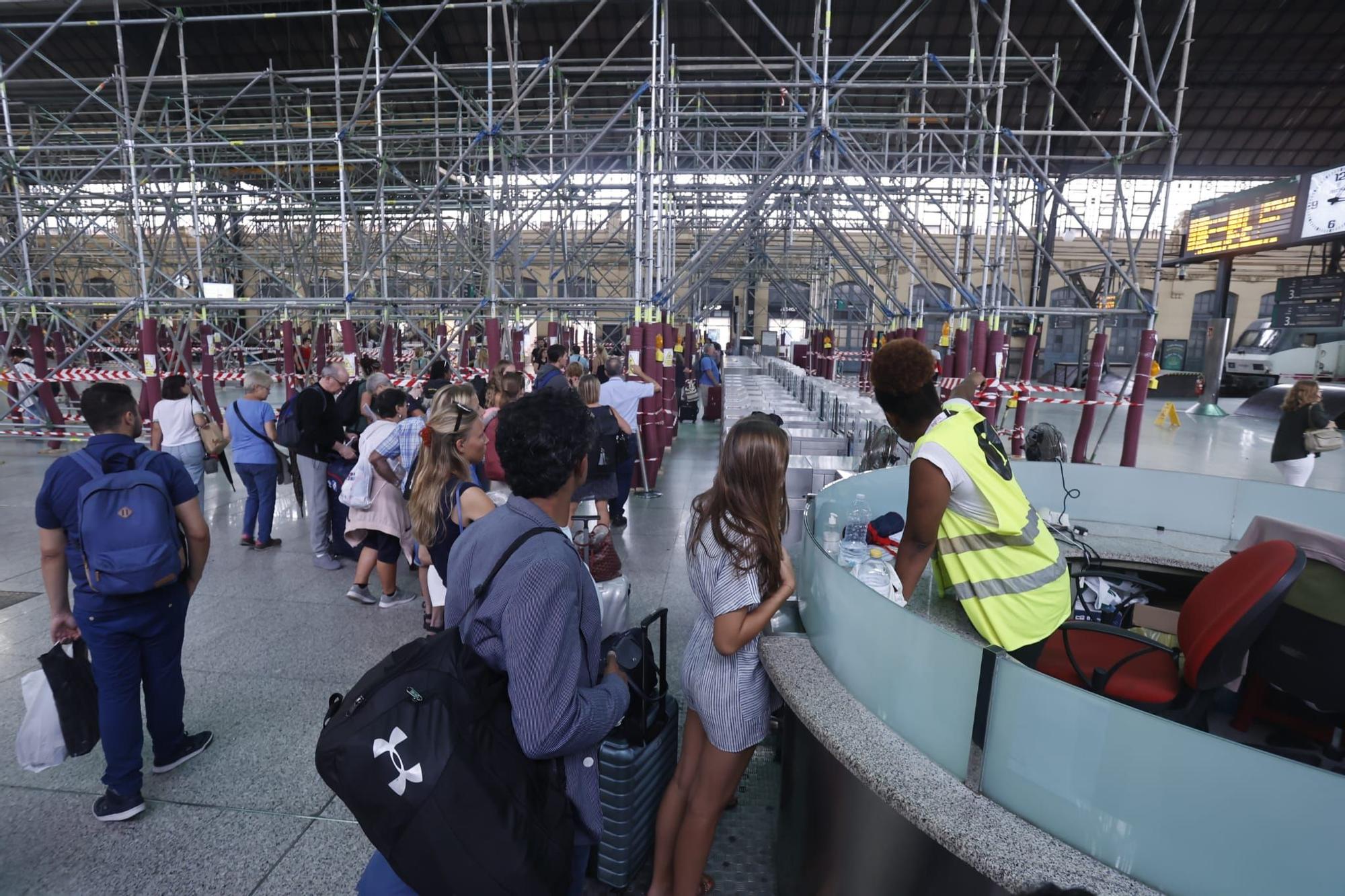 Sin trenes entre Cataluña y la C. Valenciana por la DANA