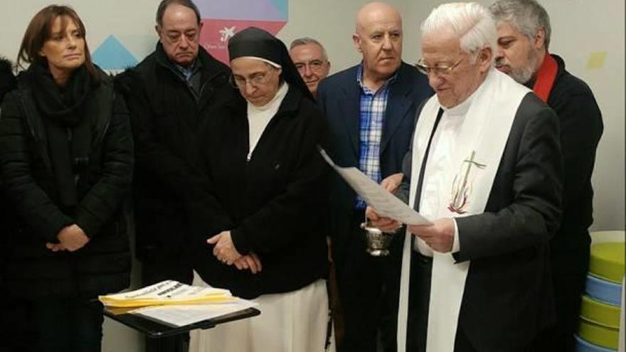 El conegut mossèn amb sor Lucía Caram i assistents a la benedicció