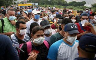 Miles de colombianos salen a las calles para buscar ayuda ante la crisis del coronavirus