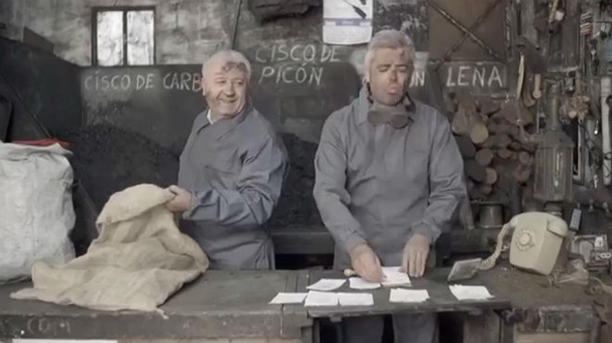 El director comercial i de nous projectes de Canal Sur Manuel Jesús Casal (a l’esquerra) i el presentador i director de ’Andalucía directo’, Modesto Barragán, preparen carbó per a ells pel fiasco de les campanades en la televisió autonòmica andalusa