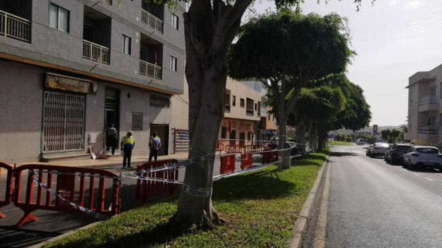 Momento de la inspección del edificio desalojado en El Fraile (Arona).