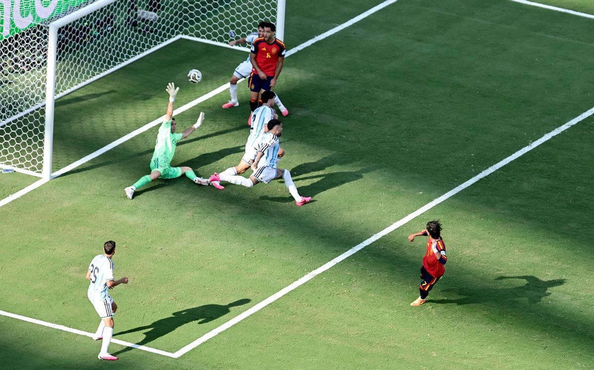 Ferran Torres anota el gol que abrió el marcador.